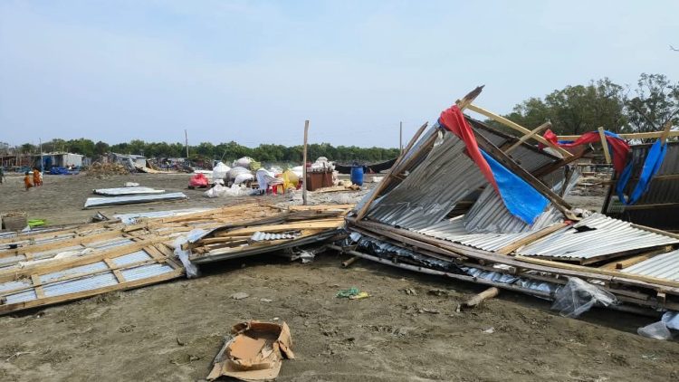 কুয়াকাটায় কালবৈশাখীর তাণ্ডবে প্রায় ৩৩ লক্ষ টাকার ক্ষতি, লণ্ডভণ্ড ৩৫ দোকান ঘর