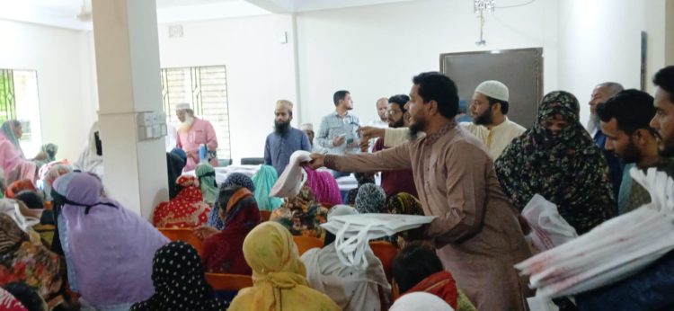 বাউফলে ১৭০০ অসহায় পরিবারে শাড়ি ও আর্থিক সহায়তা ড. শফিকুল ইসলাম মাসুদের