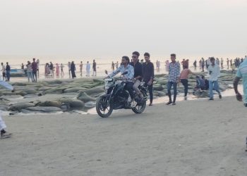 কুয়াকাটা সৈকতে মোটরসাইকেলের বেপরোয়া দাপট, শিশু ও পর্যটকদের ঝুঁকি