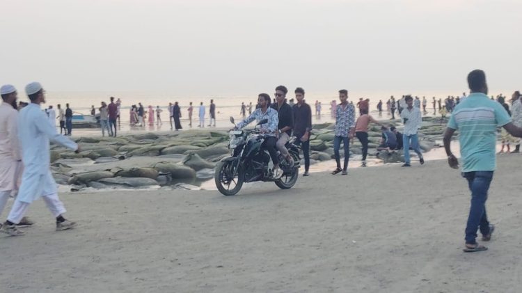 কুয়াকাটা সৈকতে মোটরসাইকেলের বেপরোয়া দাপট, শিশু ও পর্যটকদের ঝুঁকি