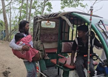 দুমকিতে রাস্তা মেরামতে বাধা, ভেকুর হেলপারকে মারধরের অভিযোগ