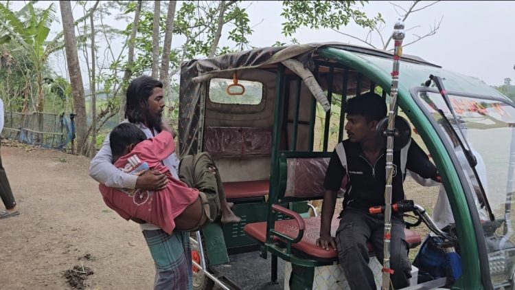 দুমকিতে রাস্তা মেরামতে বাধা, ভেকুর হেলপারকে মারধরের অভিযোগ