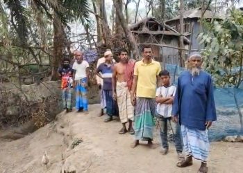 ‎কলাপাড়ায় সড়কের উপর বেড়া নির্মান, গৃহবন্দী ৪টি পরিবার