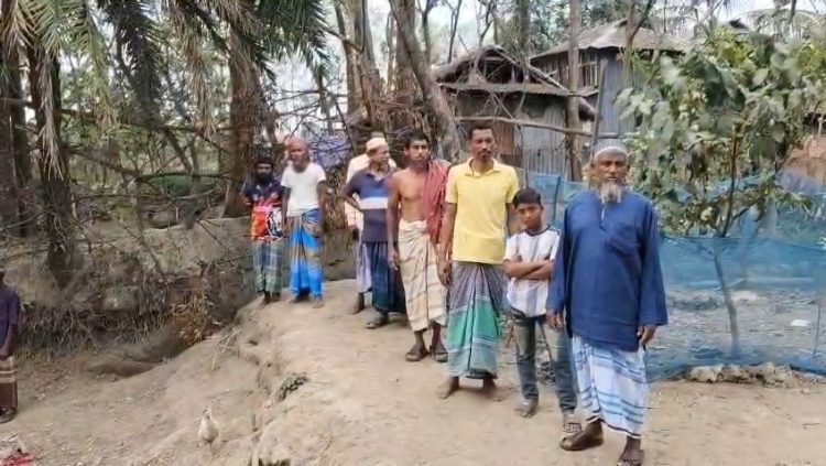 ‎কলাপাড়ায় সড়কের উপর বেড়া নির্মান, গৃহবন্দী ৪টি পরিবার