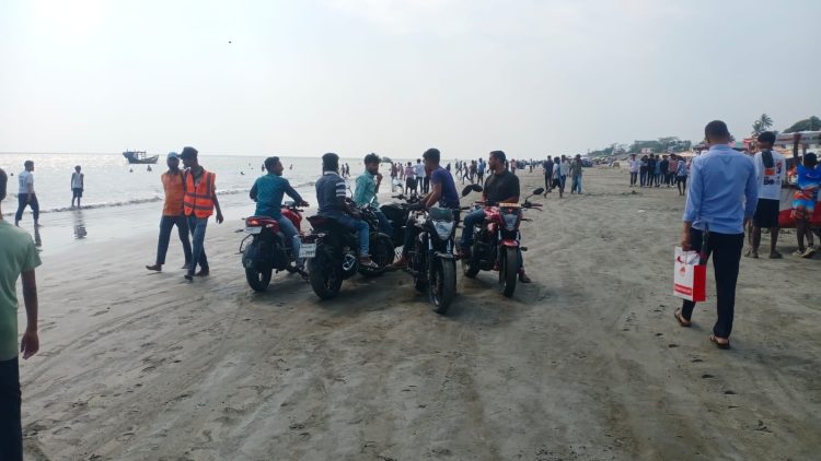 কুয়াকাটায় চরম অব্যবস্থাপনায় বাড়ছে সংকট, আগ্রহ হারাচ্ছেন পর্যটক