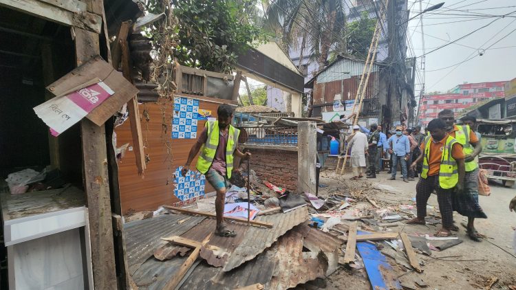 পটুয়াখালীতে সরকারি সম্পত্তি পুনরুদ্ধারে উচ্ছেদ অভিযান