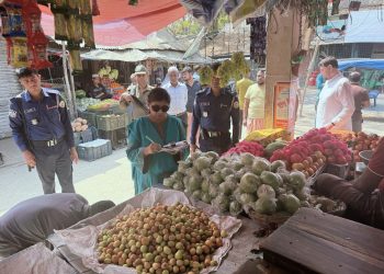 মির্জাগঞ্জে বাজার মনিটরিংয়ে ইউএনও, ব্যসবায়ীদের জরিমানা