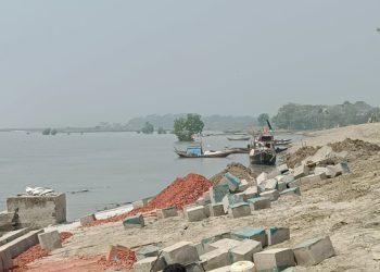 ‎গলাচিপায় বেড়িবাঁধের স্লোপ শক্ত না করেই ব্লক বসানোর অভিযোগ, স্থানীয়দের ক্ষোভ