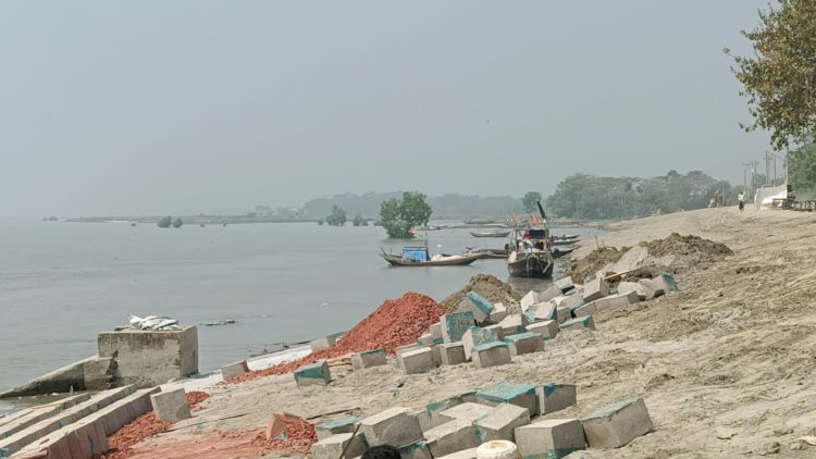 গলাচিপায় বেড়িবাঁধের স্লোপ শক্ত না করেই ব্লক বসানোর অভিযোগ, স্থানীয়দের ক্ষোভ