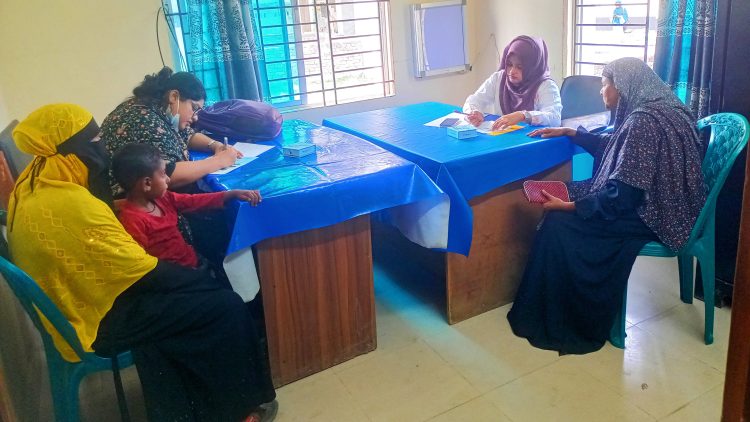 কাউখালী উপজেলা স্বাস্থ্য কমপ্লেক্সে কক্ষ সংকট; এক টেবিলে দুই ডাক্তার, বিপাকে রোগীরা