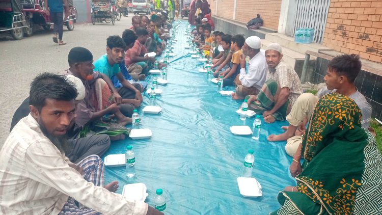 পটুয়াখালীতে সুবিধাবঞ্চিত রোজাদার নিয়ে লাল সবুজ সোসাইটির ইফতার