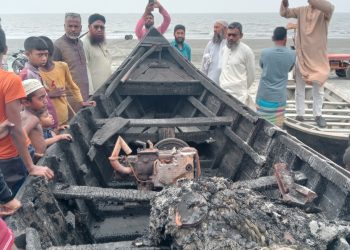কুয়াকাটা সৈকতে জেলে নৌকায় আগুন, দেড় লাখ টাকার ক্ষতি