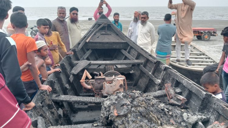 কুয়াকাটা সৈকতে জেলে নৌকায় আগুন, দেড় লাখ টাকার ক্ষতি