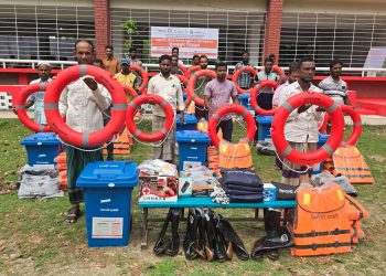 রাঙ্গাবালীতে সমুদ্রগামী অর্ধশতাধিক ট্রলারের জেলেরা পেল নিরাপত্তা সরঞ্জাম