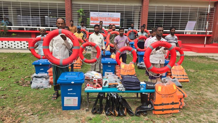রাঙ্গাবালীতে সমুদ্রগামী অর্ধশতাধিক ট্রলারের জেলেরা পেল নিরাপত্তা সরঞ্জাম