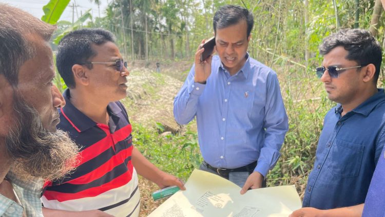 বরিশালে খালের মধ্যে অবৈধ ভবন ভেঙে ফেলার নির্দেশ জেলা প্রশাসকের