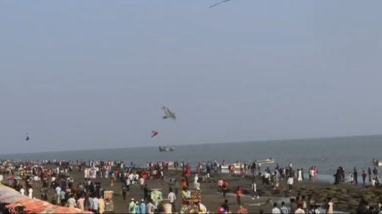 কুয়াকাটায় ঈদ আমেজ: পর্যটকদের উপচে পড়া ভিড়