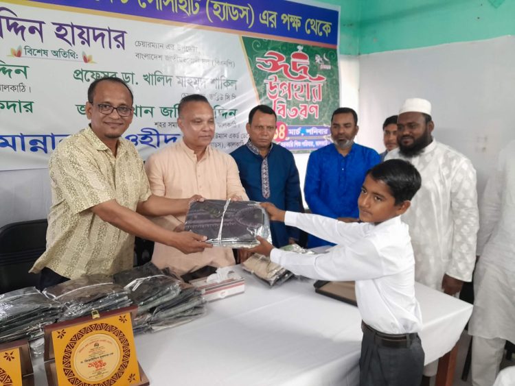 ঝালকাঠিতে সরকারি শিশু পরিবারের শিশুদের মাঝে ঈদ উপহার বিতরণ