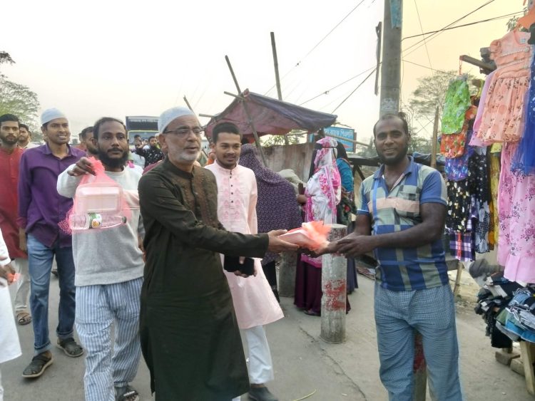 মির্জাগঞ্জে পথচারীদের মাঝে বিএনপির সভাপতির ইফতার বিতরণ