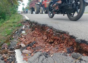 কলাপাড়ায় এক-দেড় বছর আগের এলজিইডির সংষ্কার করা সড়কে ফের খানা-খন্দ