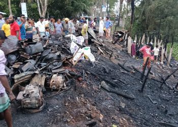 কলাপাড়ায় অগ্নিকান্ডে ছয় দোকানির সর্বনাশ, পুড়ে ছাই দোকানপাট