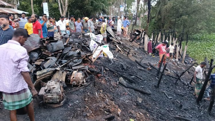 কলাপাড়ায় অগ্নিকান্ডে ছয় দোকানির সর্বনাশ, পুড়ে ছাই দোকানপাট