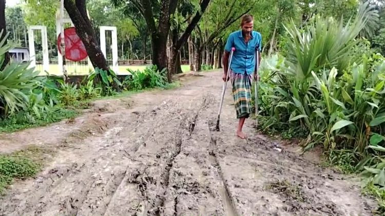 স্বাধীনতার ৫৫ বছরেও সংস্কার হয়নি সড়ক, দুর্ভোগে চার গ্রামের মানুষ
