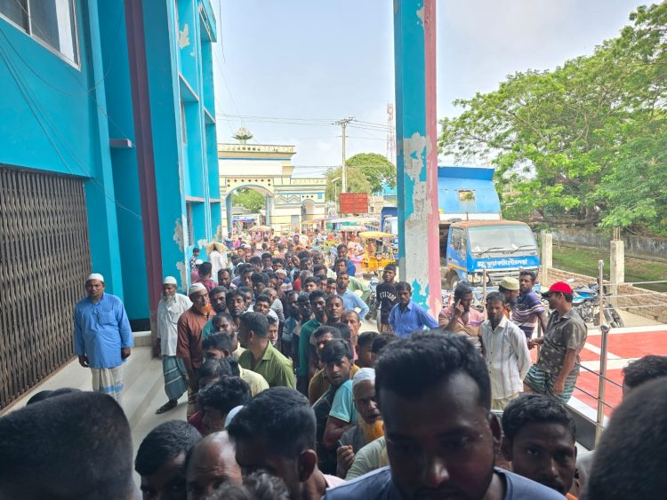 কুয়াকাটায় জেলে তালিকা প্রণয়নে অনিয়মের অভিযোগ, প্রতিবন্ধীসহ শতাধিক প্রকৃত জেলে চাল থেকে বঞ্চিত