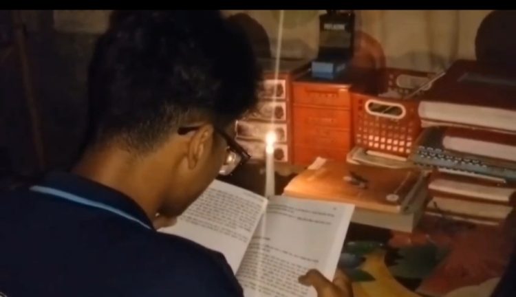 পটুয়াখালীতে ভ্যাপসা গরমের সঙ্গে ঘন ঘন লোডশেডিং, ভোগান্তিতে এসএসসি পরীক্ষার্থীসহ সাধারণ মানুষ