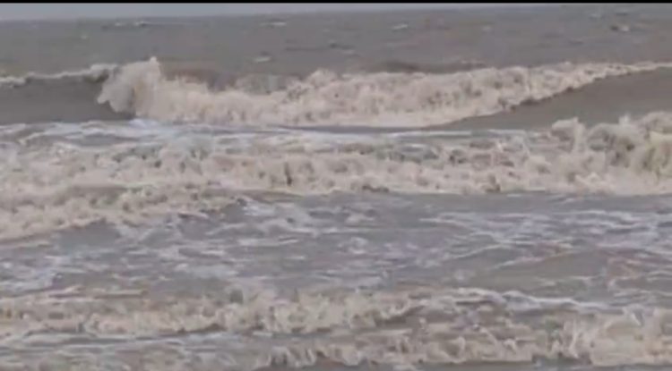 কুয়াকাটায় বজ্রমেঘ ও বায়ুচাপের তারতম্য: ভারী বৃষ্টিপাত, সমুদ্র বন্দরে ৩ নম্বর সতর্ক সংকেত বহাল