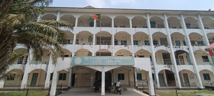 দুমকিতে অভিভাবকহীন গুরুত্বপূর্ণ ৫ দপ্তর স্থবির উন্নয়ন, জনভোগান্তি তুঙ্গে