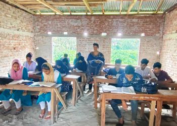 কাউখালী আদর্শ মাধ্যমিক বিদ্যালয়ে বালুর ওপর চলছে শিক্ষার্থীদের পাঠদান
