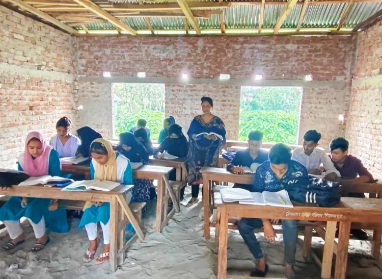 কাউখালী আদর্শ মাধ্যমিক বিদ্যালয়ে বালুর ওপর চলছে শিক্ষার্থীদের পাঠদান