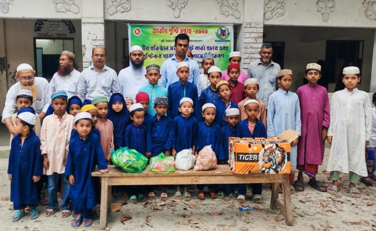 কাউখালীতে পুষ্টি সপ্তাহ উপলক্ষে শিক্ষার্থীদের মাঝে পুষ্টিকর খাবার বিতরণ