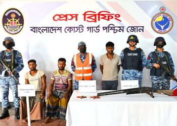 সুন্দরবনে কোষ্টগার্ডের অপারেশনে ২ জেলে উদ্ধার, অস্ত্রসহ ডাকাত আটক