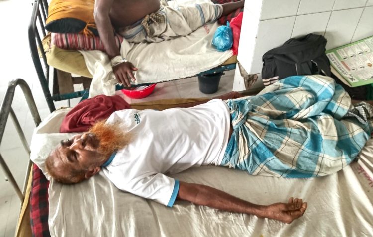 আমতলীতে মামলায় স্বাক্ষী দেওয়ায় বৃদ্ধকে পিটিয়ে আহত করেছে আসামীরা, হাসপাতালে ভর্তি