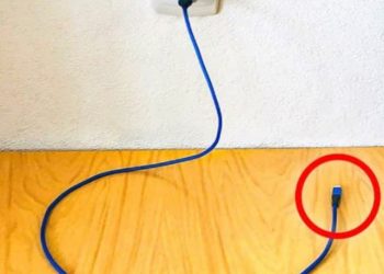 মোবাইল চার্জ শেষে চার্জার না খোলায় হচ্ছে বিদ্যুৎ অপচয়, রয়েছে ঝুঁকি ও