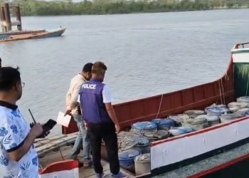 কলাপাড়ায় ৩২০০ লিটার ডিজেল ও ৩ হাজার লিটার পেট্রোল জব্দ, পাম্প মালিকের জরিমানা 