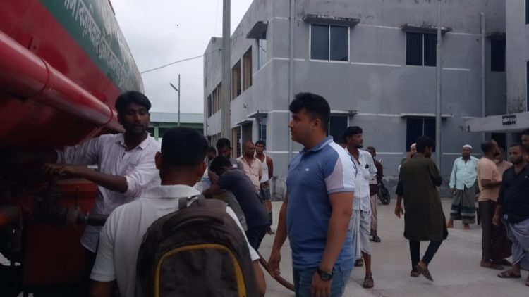 কলাপাড়া উপকূলের সমুদ্রগামী জেলেদের বিশেষ ব্যবস্থাপনায় ডিজেল সরবরাহ, ফিরেছে স্বস্তি