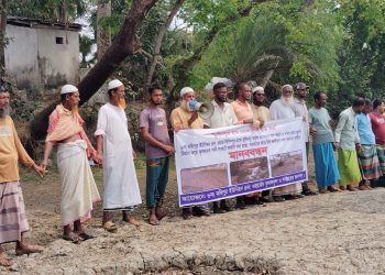মহিপুরে গুরুত্বপূর্ণ খাল বন্দোবস্ত ও বাঁধ দিয়ে পানি চলাচল বন্ধ, কৃষকদের মানববন্ধন