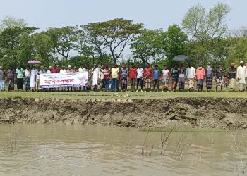 তালতলীতে নদী ভাঙ্গনরোধে তিন গ্রামের মানুষের মানববন্ধন