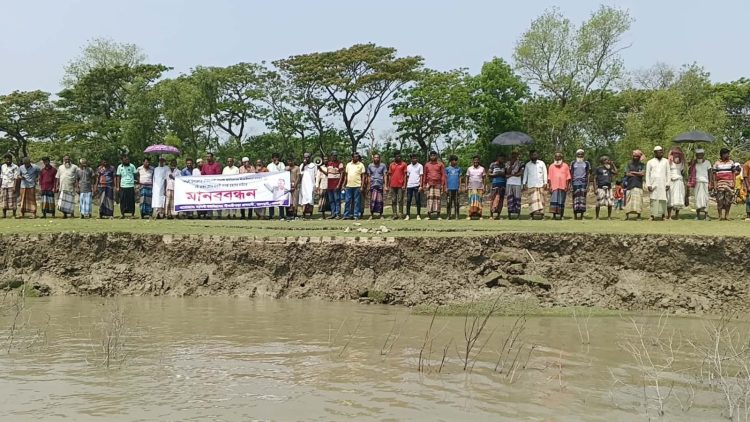 তালতলীতে নদী ভাঙ্গনরোধে তিন গ্রামের মানুষের মানববন্ধন