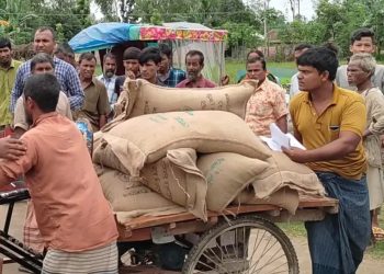 রাঙ্গাবালীতে জেলেদের চাল নিয়ে চালবাজি; অনিয়মের অভিযোগ