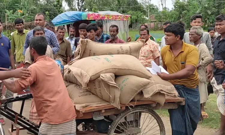 রাঙ্গাবালীতে জেলেদের চাল নিয়ে চালবাজি; অনিয়মের অভিযোগ