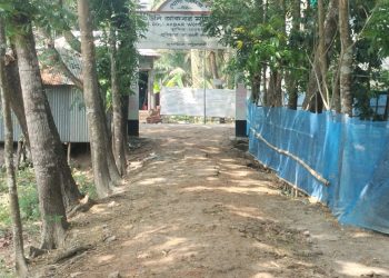 দশমিনায় খানাখন্দ রাস্তাদিয়ে চলে ছাত্রীদের কলেজে আসা-যাওয়া, টিনসেটে চলে পাঠদান