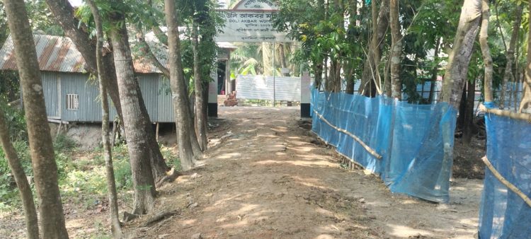 দশমিনায় খানাখন্দ রাস্তাদিয়ে চলে ছাত্রীদের কলেজে আসা-যাওয়া, টিনসেটে চলে পাঠদান