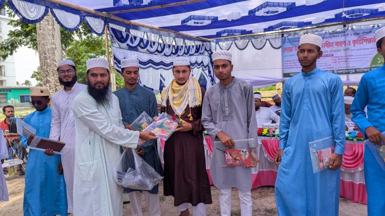 কুয়াকাটায় ছাত্র হিযবুল্লাহর উদ্যোগে দাখিল পরীক্ষার্থীদের মাঝে শিক্ষা উপকরণ বিতরণ