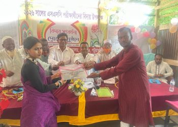 মির্জাগঞ্জে শিক্ষক-শিক্ষার্থীদের মাঝে ফাইল ও কলম বিতরণ