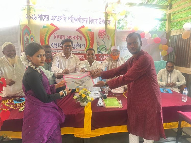 মির্জাগঞ্জে শিক্ষক-শিক্ষার্থীদের মাঝে ফাইল ও কলম বিতরণ