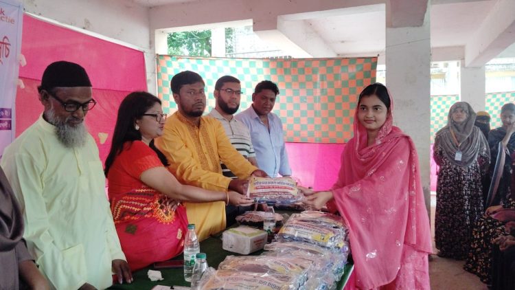 কলাপাড়ায় ৩৬০ ছাত্রীর মাঝে স্বাস্থ্য সুরক্ষা সামগ্রী বিতরণ